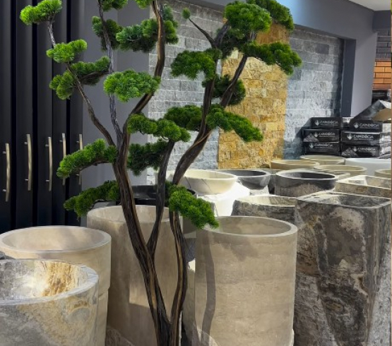 Traverten Vazolar ve Yapay Ağaçlar