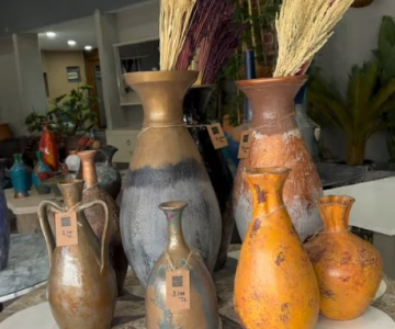 El yapımı sanatsal vazolar